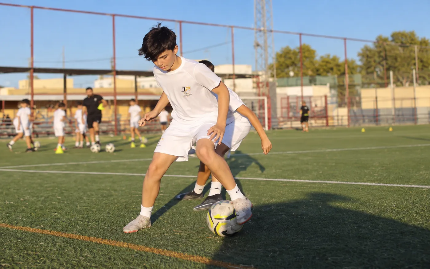 Jugador trabajando el control del balón entre conos